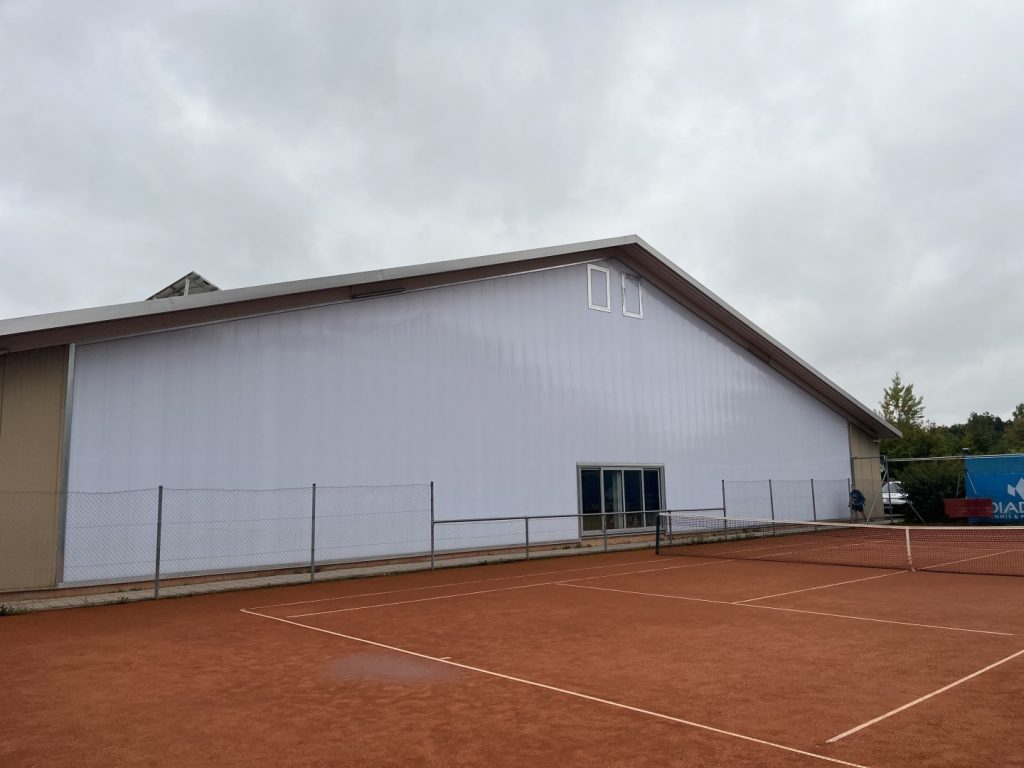 frisch sanierte Hallenwand 