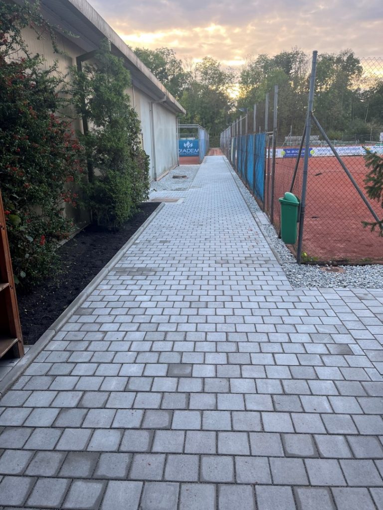 Der Weg zur Tennishalle ist rundum erneuert worden